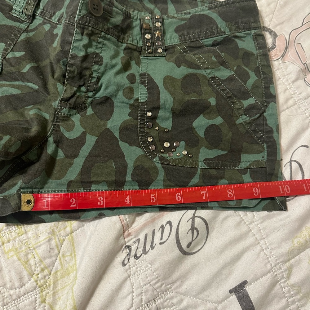 Shorts - Picture 3 of 5